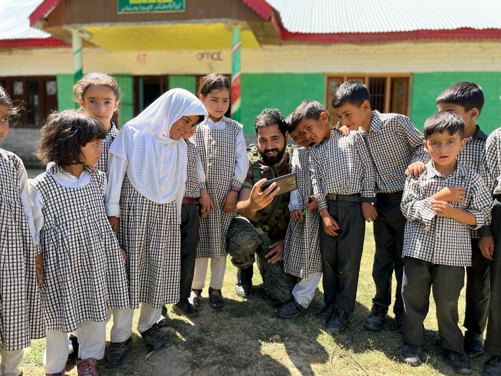 Moments like these #inspire hope for tomorrow. Let's cherish each #moment and embrace the possibilities ahead. #AwamKiFauj #JammuAndKashmir #BestStudyTips #SUNOO #DhruvRathee #goodmorning