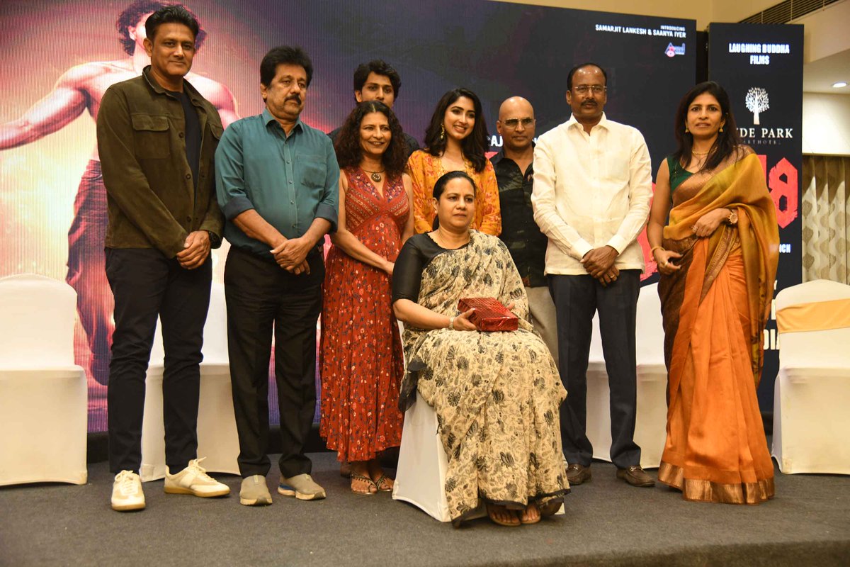 From the 'Gowri' teaser launch event ...

@LankeshIndrajit @Ashwini_PRK @PRO_SVenkatesh 

#kannadascreens #sandalwood #gowri #teaserlaunch #samarjithlankesh #sanyaiyer #anilkumble #indrajithlankesh #aditisagar #ashwinipuneethrajkumar #masthimanju