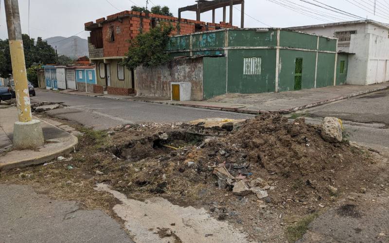 #Comunidad Un hueco hecho por la Alcaldía adorna calle de Las Delicias en Puerto La Cruz ow.ly/vpKg50Rnome