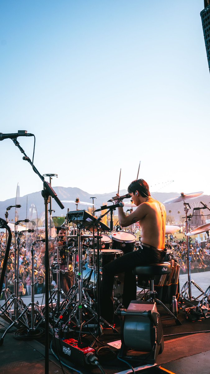 TheRose_0803's tweet photo. [Coachella Weekend Two] Indio, California

#coachella #TheRose #더로즈 https://t.co/THQailu3Xw
