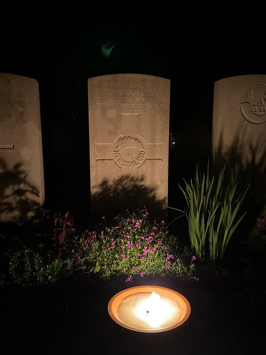 Join us today as we mark #AnzacDay 🇳🇿🇦🇺 with a series of commemorations on the Western Front 🇧🇪- starting with a Dawn Ceremony at Buttes New British Cemetery at Polygon Wood #LestWeForget 🌹 #KeiWarwareTātou