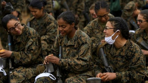 CapoOrsoInPiedi's tweet photo. All'interno dell'#esercito stesso, le #donne sono state #violentate e #uccise, come la ventenne Vanessa Guillen che ha subito un destino simile per mano del soldato Aaron David Robinson, che aveva precedenti di violenza sessuale e dopo essere stato scoperto si è suicidato https://t.co/An0nJopsPD