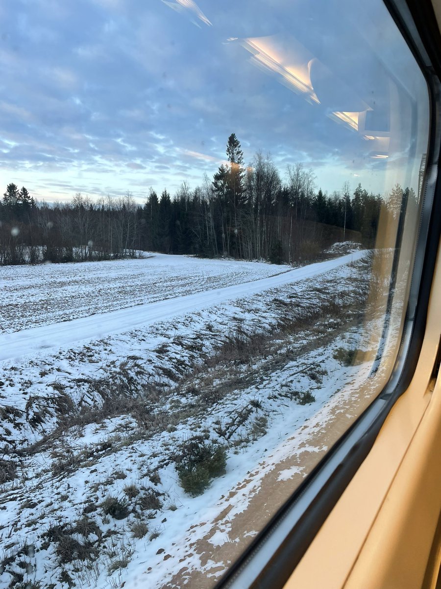 Tänään työasioissa matkalla Helsinkiin. Junalla teknisiä ongelmia heti matkan alussa. Katsotaan ehdinkö vaihtojunaan. Kaunis aamu kuitenkin. <a href="/FCG_Group/">FCG Finnish Consulting Group</a> <a href="/Kuntaliitto/">Kuntaliitto | Kommunförbundet</a> #ammatillinenkoulutus