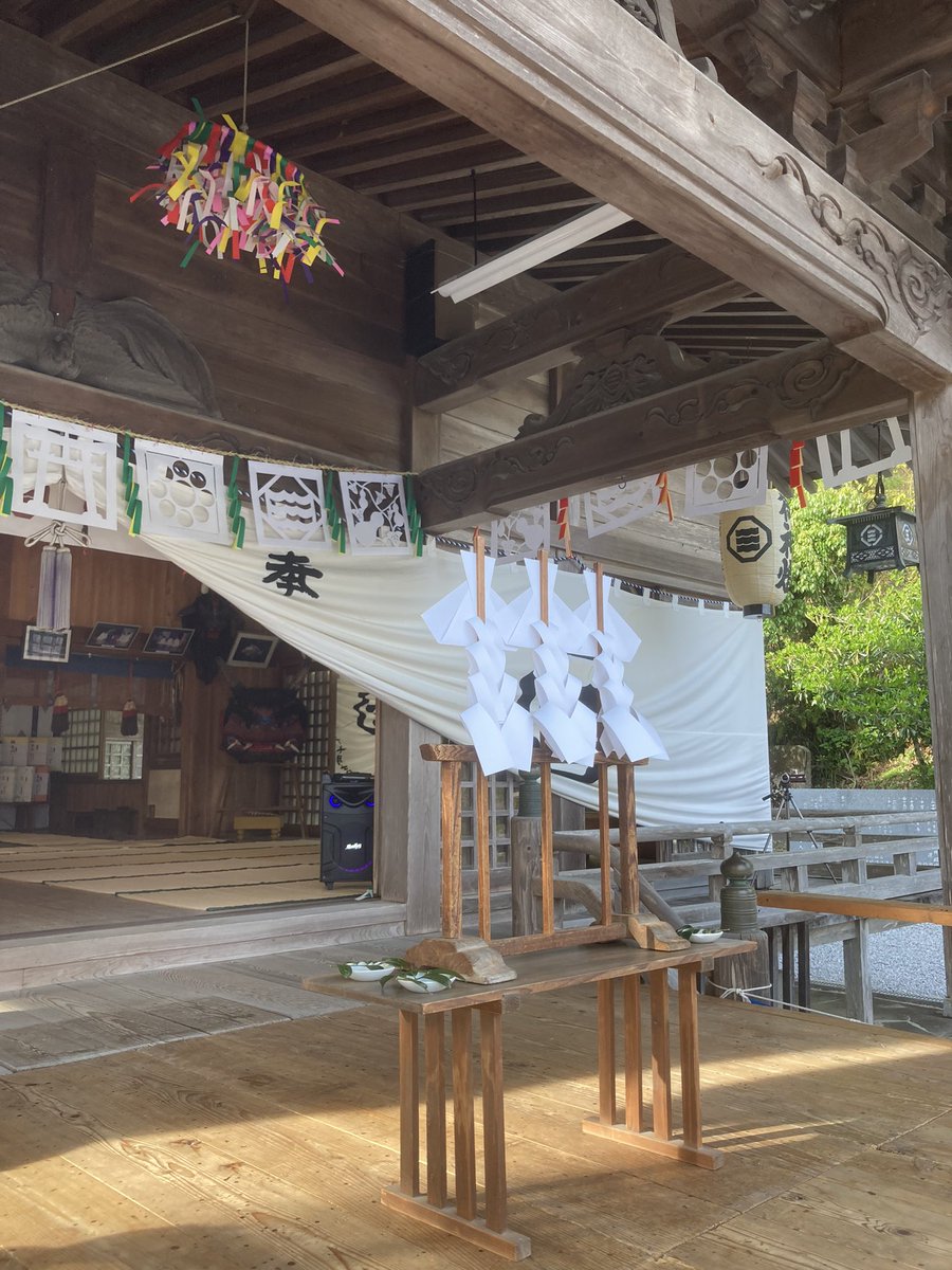 ogushimori's tweet photo. 4月14日春祭り。お神楽が始まる前の舞台。
御幣、神酒祭りの御神酒、ゾウガン（切り紙）、天井にビャッカイ。 https://t.co/9Md3SJO5RO