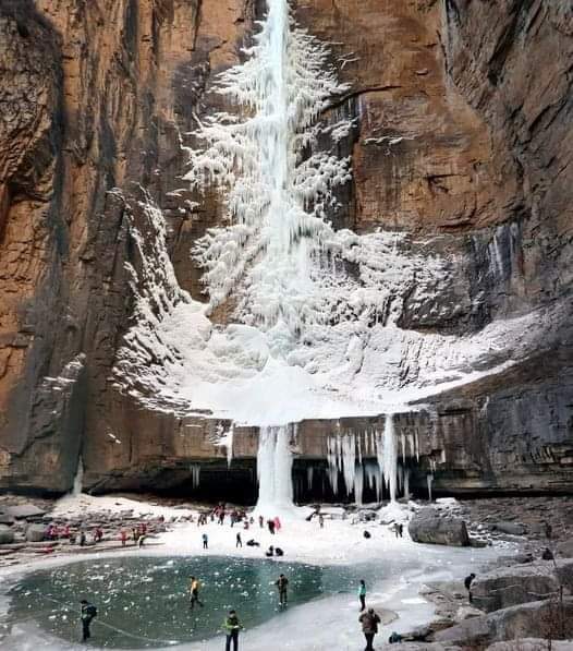 Gd mrng X World, Happy Thursday to all of my frnds A frozen waterfall in China forms the most beautiful Christmas tree! It forms in late December every year and is known as 'Christmas tree' in the West.