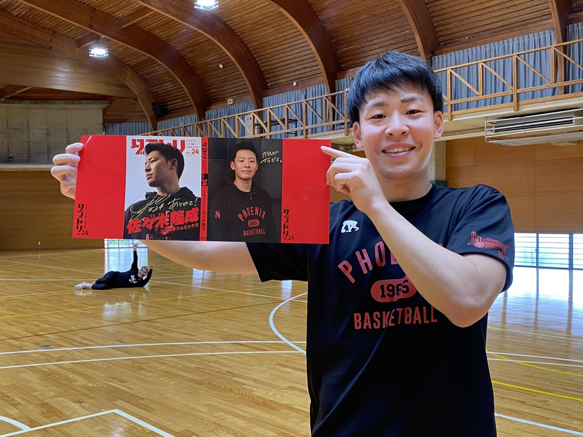 4/27（土）、28（日） #三遠ネオフェニックス ホームゲーム会場にて、「#ダブドリ vol.20」をご購入いただいた方限定❗️#佐々木隆成 選手の特別デザインブックカバーの実物が届きました📕❤️‍🔥
各日24個は、佐々木選手の直筆サイン入りです✒️💫（ランダムでのお渡しとなります⚠️）