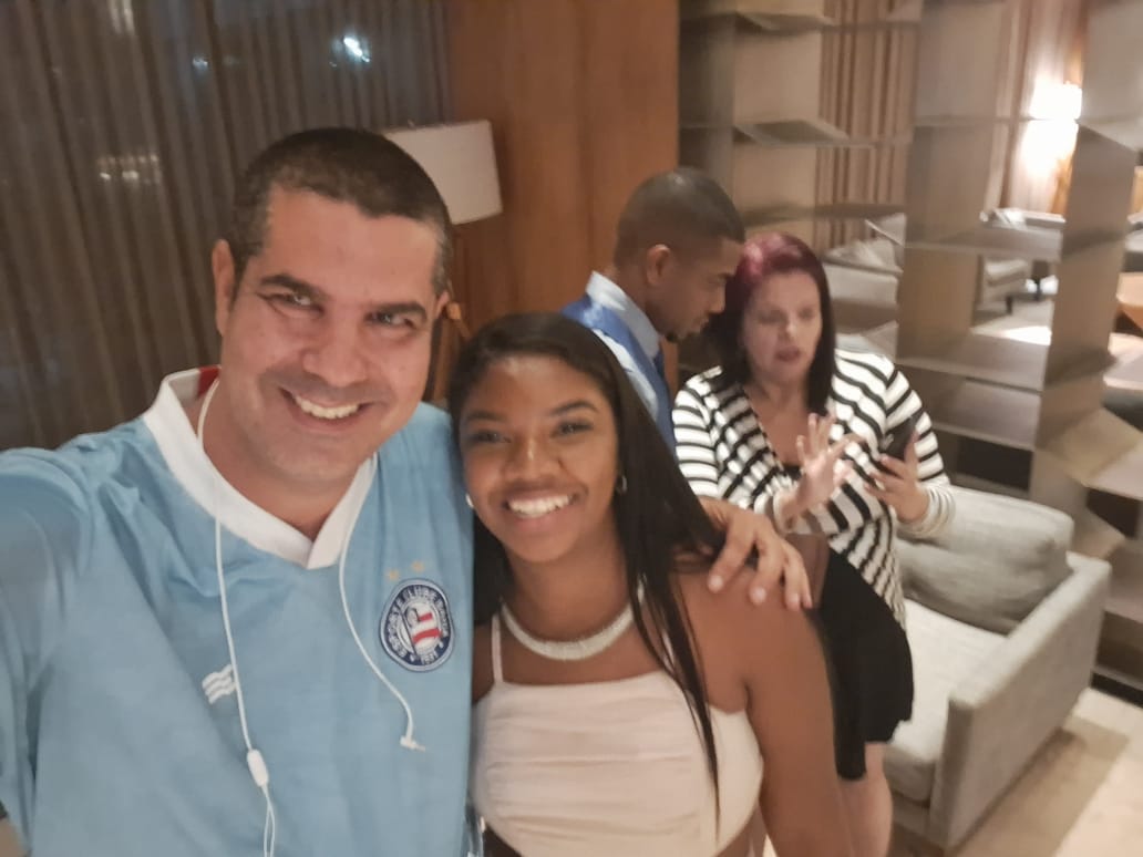 Eu ensinando o Davi entrar no tt e abrir SPACE
Hahahahah