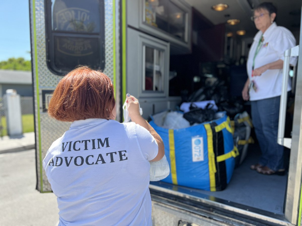 Today, as part of National Crime Victims Week, our Victims Advocates joined our South District to visit JL Demps Park with the 'Walking One-Stop' initiative, directly connecting with the community and offering vital resources. #NationalCrimeVictimsWeek