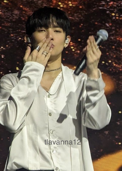 nagflying kiss na sya 🥹

#SB19_JUSTIN #justin

DDAY SB19 DUBAI CONCERT 
@SB19Official #SB19
#PAGTATAGWorldTourDubai