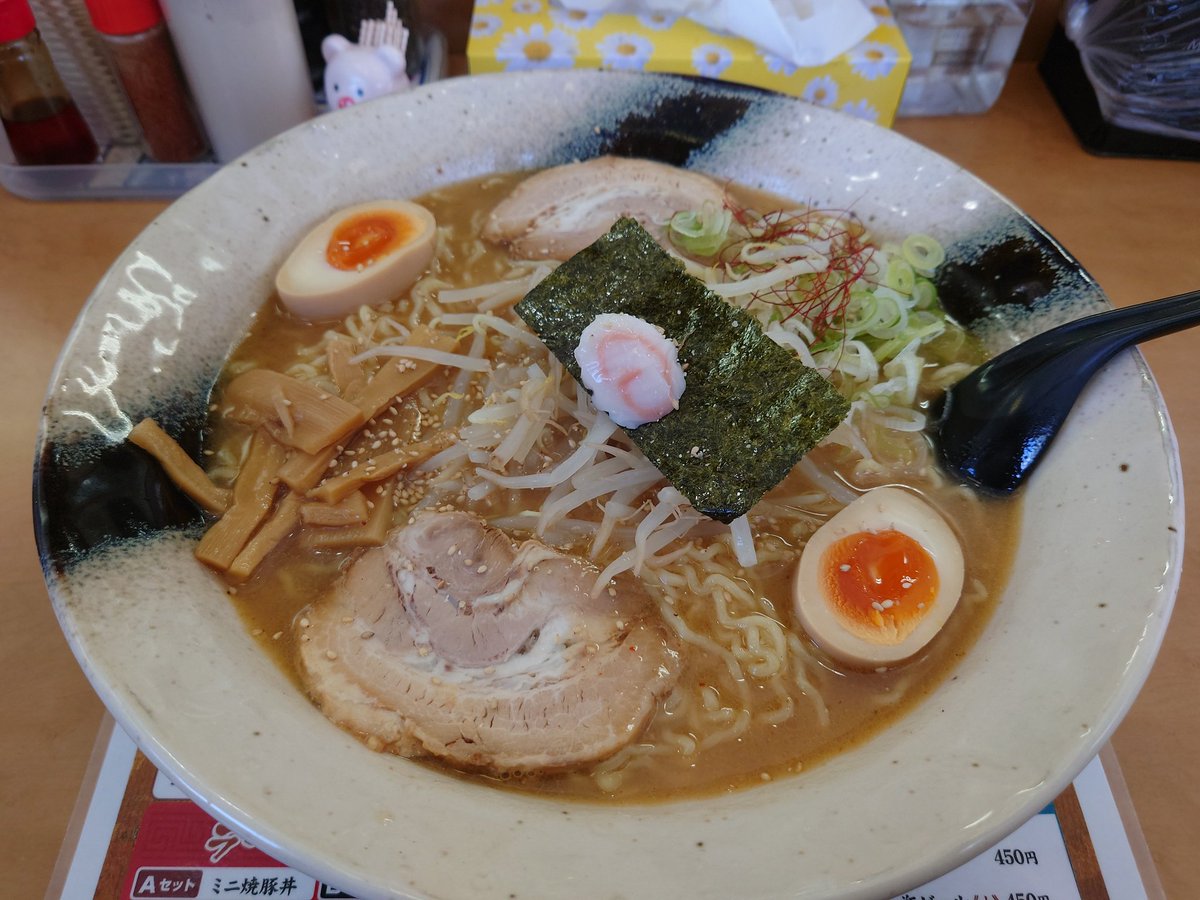 今日明日は倉庫作業なんで昼飯はラーメン🍜

三四郎味噌特盛り✨