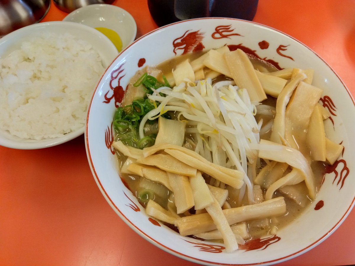 tachyon0810's tweet photo. 長崎に帰っても毎年の徳島ラーメンツアーは欠かさず。大学の連れと先輩とバカやるのはいくつになっても楽しい。昼夜はほぼラーメン。 https://t.co/1YALzYMuwV