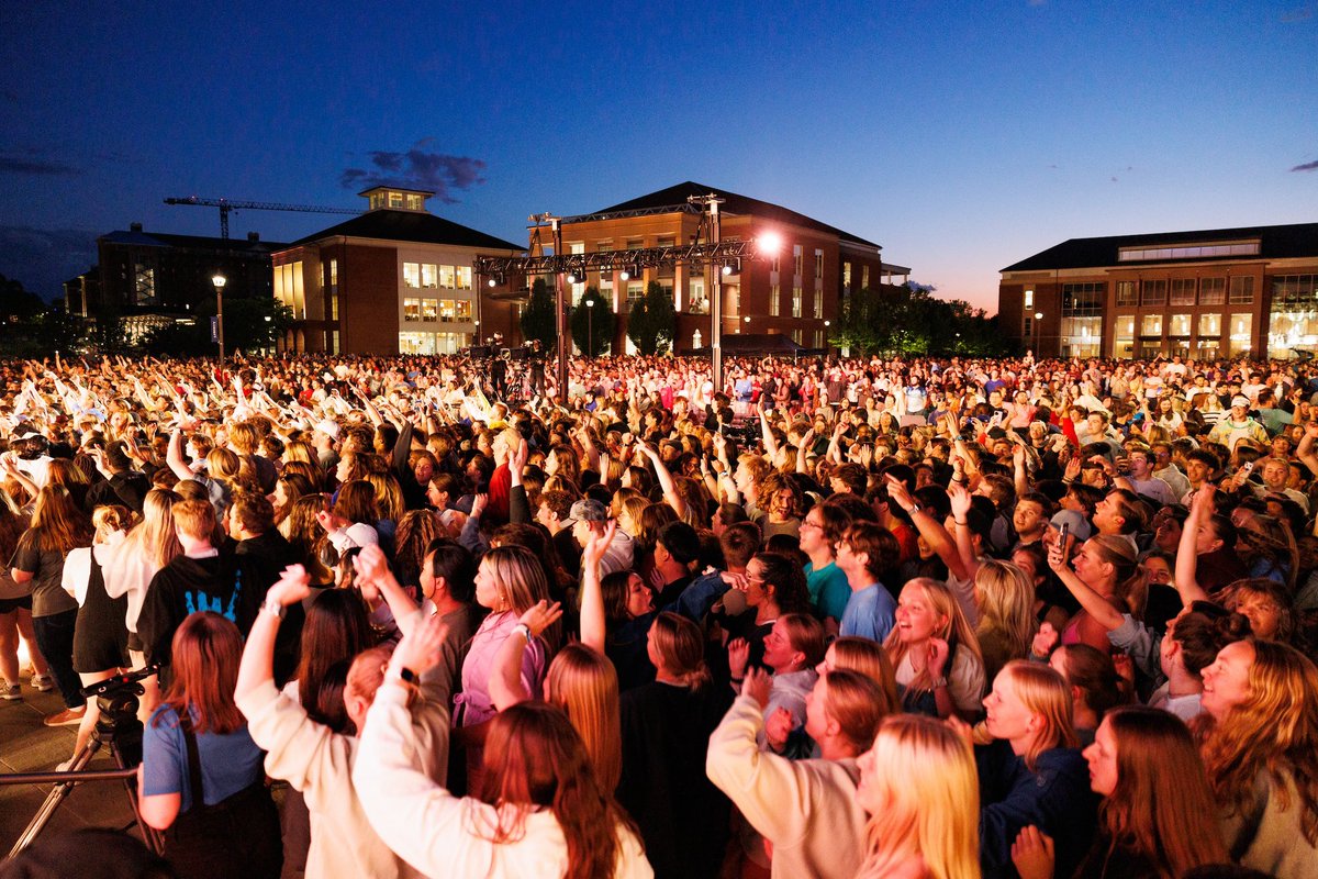 CAMPUS COMMUNITY ON THE LAWN — the ultimate wrap-up to a semester filled with worship, fellowship, and diving deep into the Word together!🤗🙌
