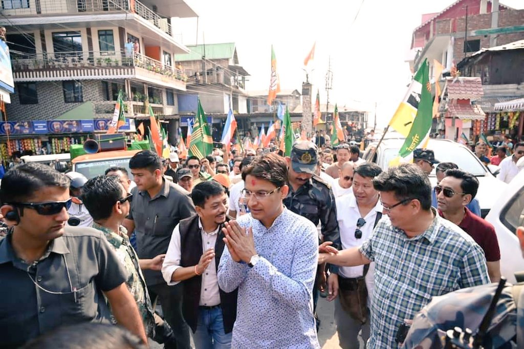 BilhanaChetri's tweet photo. युवा नेता श्री Raju Bista जी को जनसम्पर्क अभियान" के दौरान अलाडा बाजार की जनता द्वारा समर्थन और प्यार।
जनता की पसंद राजू बिष्ट। 
अब की बार 5 लाख पार। 

#PhirEkBaarModiSarkar
#VoteForRajuBistaJi 
#RajuBista4Darjeeling
#ISupportRajuBista
#MeroMPRajuBista
#OurMPOurPride https://t.co/4uIks1VisV