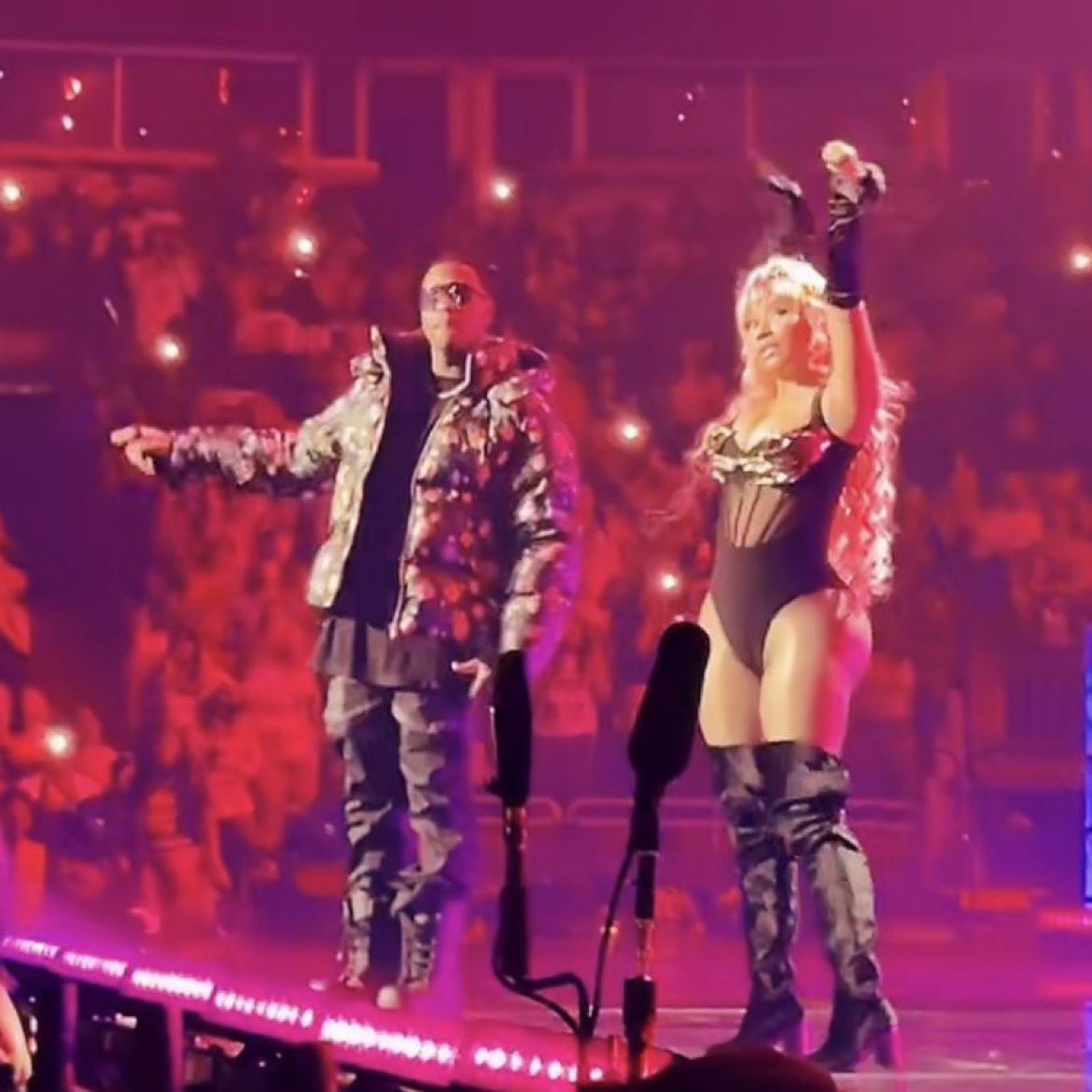 .@NICKIMINAJ brought @Jeremih out to perform “Favorite” in #GagCityChicago! 🫶