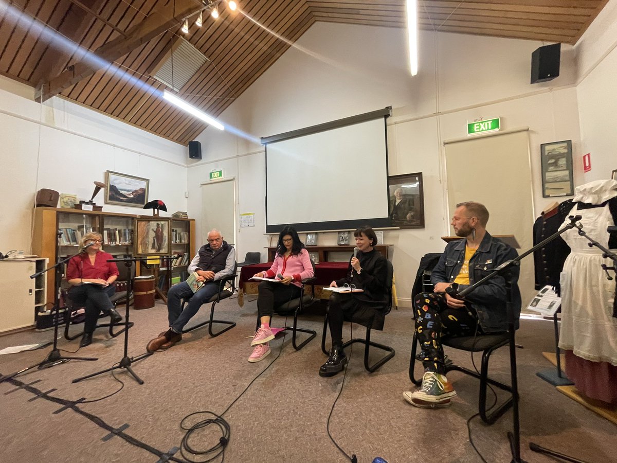 So fortunate to be hearing from some exceptional Australian authors and creators @SorrentoWritFest: “Please Read Me A Story The importance of bringing children and books together” @littleelfman @annawalker_ @MCG58 @nichmelbourne Jane Godwin