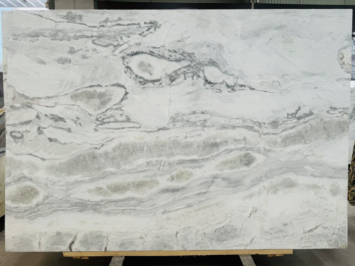 Glacier White Dolomite, a super strong and hard material with beautiful texture, perfect choice for kitchen countertops, will you bring it home?
#singostone #glacierwhite #glacierwhitedolomite #dolomite #whitemarble #kitchencountertops #countertops #benchtop #kitchenisland