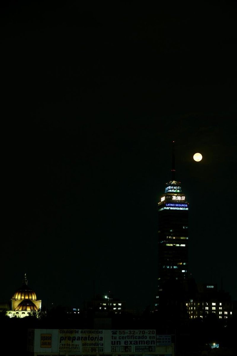 El_Universal_Mx's tweet photo. 🥰 ¡HERMOSA! 🥰

🌕 Así la Luna llena esta noche que posa a un costado de la "Torre Latinoamericana", en la CDMX.

📸 #FOTOS Valente Rosas https://t.co/2bFnImEsw1