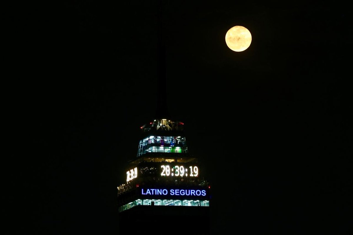 El_Universal_Mx's tweet photo. 🥰 ¡HERMOSA! 🥰

🌕 Así la Luna llena esta noche que posa a un costado de la "Torre Latinoamericana", en la CDMX.

📸 #FOTOS Valente Rosas https://t.co/2bFnImEsw1