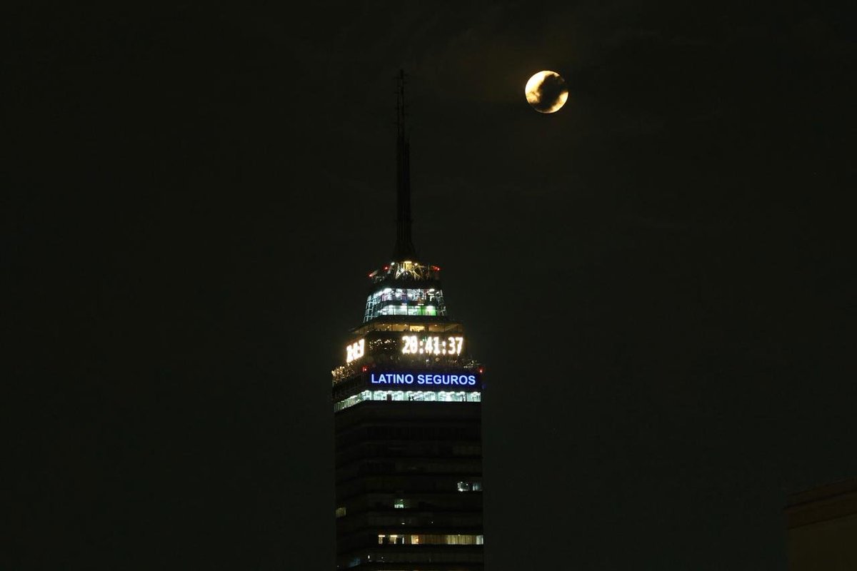 El_Universal_Mx's tweet photo. 🥰 ¡HERMOSA! 🥰

🌕 Así la Luna llena esta noche que posa a un costado de la "Torre Latinoamericana", en la CDMX.

📸 #FOTOS Valente Rosas https://t.co/2bFnImEsw1