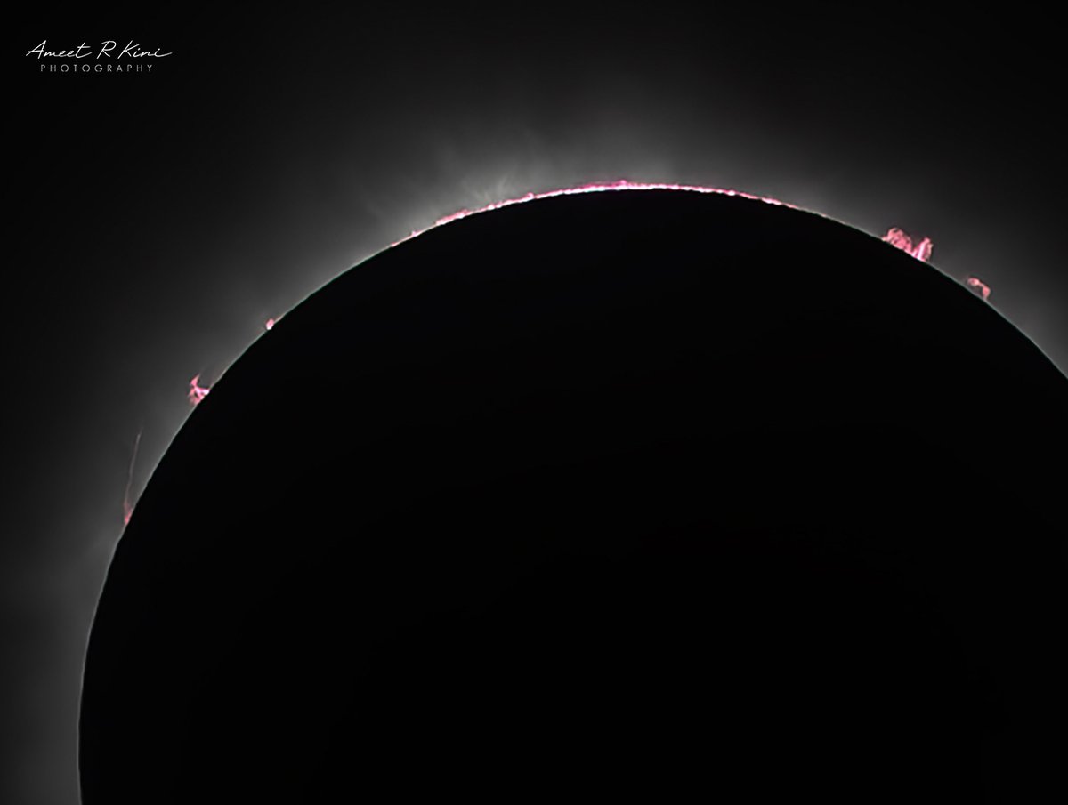 AmeetRKini's tweet image. The prominences on the lower side of the eclipsed sun were incredible, but the ones on the upper side were spectacular as well. Check out that thin strand on the left: I estimate it is about 80,000 miles long, around 10 times the diameter of our planet earth!
#SolarEclipse2024