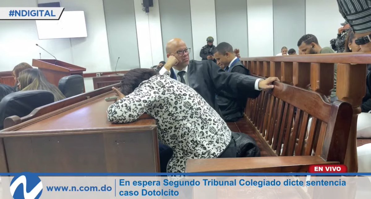 Es una escena terrible y conmoverá ver como la madre de Joshua Omar Fernández casi pierde las fuerzas esperando por más de seis horas el veredicto que procuraría hacer justicia al asesinato de su hijo. @HazimNoelia @EuricSanti