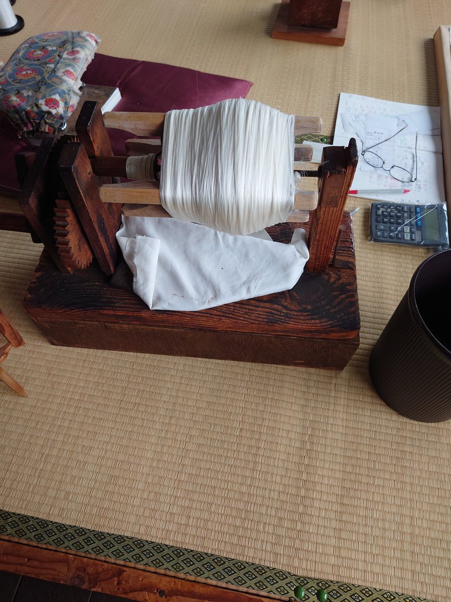 #ミシマカメラ まず三味線やお琴等の糸は原料はシルク、絹糸です😌繭から糸を取り、糸が出来たら三本の絹糸を縒り合わせて手作業で縒り合わせて行きます。絹糸も生きているので確かこの工程では湿度が高い部屋で作業して居られました🙇