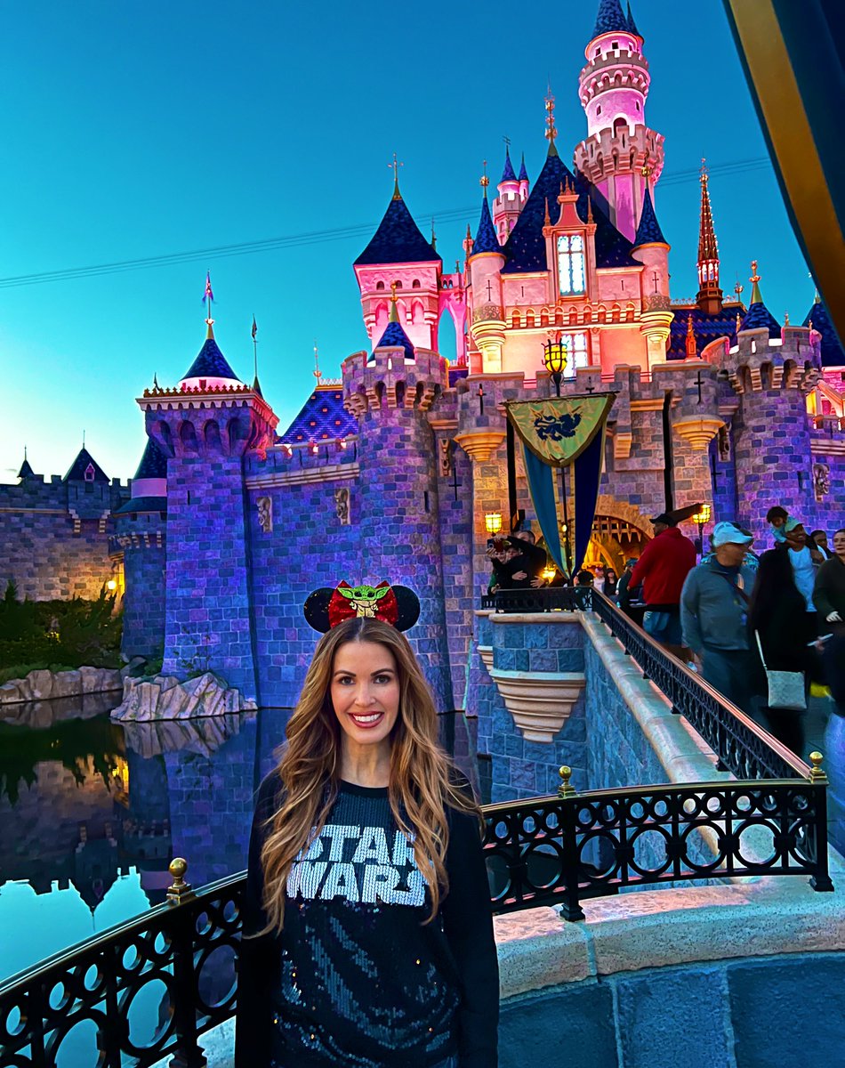 The ultimate playground of magic: where the young and the young at heart find their happily ever after. 👸🏻 #Disneyland #StarWarsNite