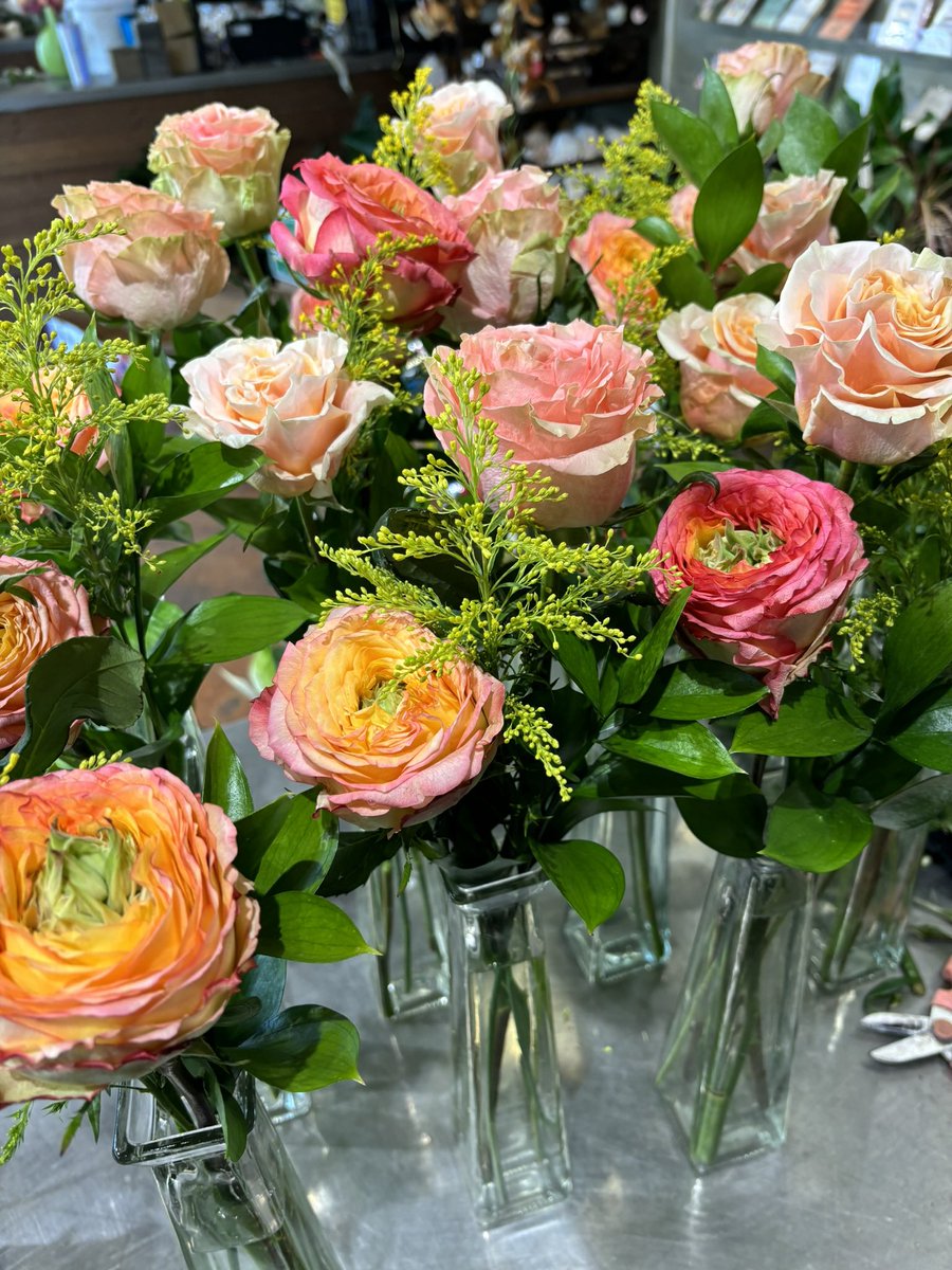 girlgotsole's tweet photo. Being a florist is fun. https://t.co/KOB9brPQ7w
