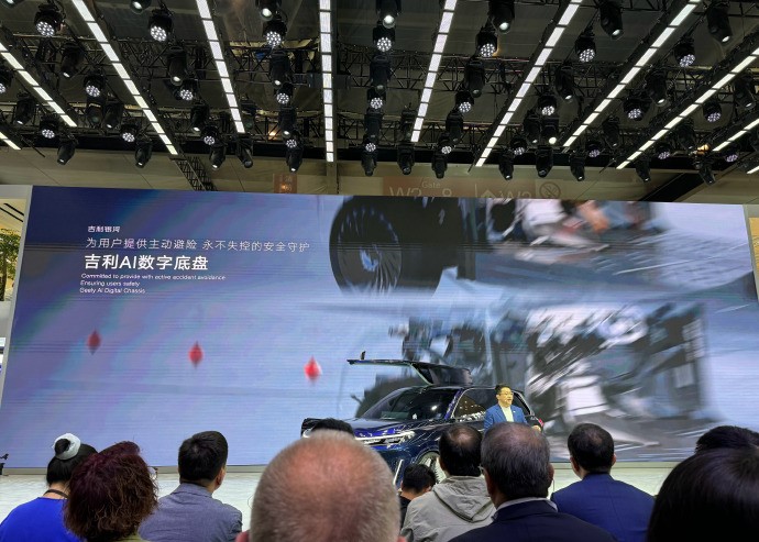 #Geely Galaxy Beijing Auto Show Launch Event, The flagship SUV prototype 'Galaxy Starship' was officially unveiled. Supports EV, EREV, and hybrid. New generation Thor hybrid, with a range exceeding 2,000 km. SiC hybrid drive technology, 800V reduces SiC usage by 75%. Geely AI