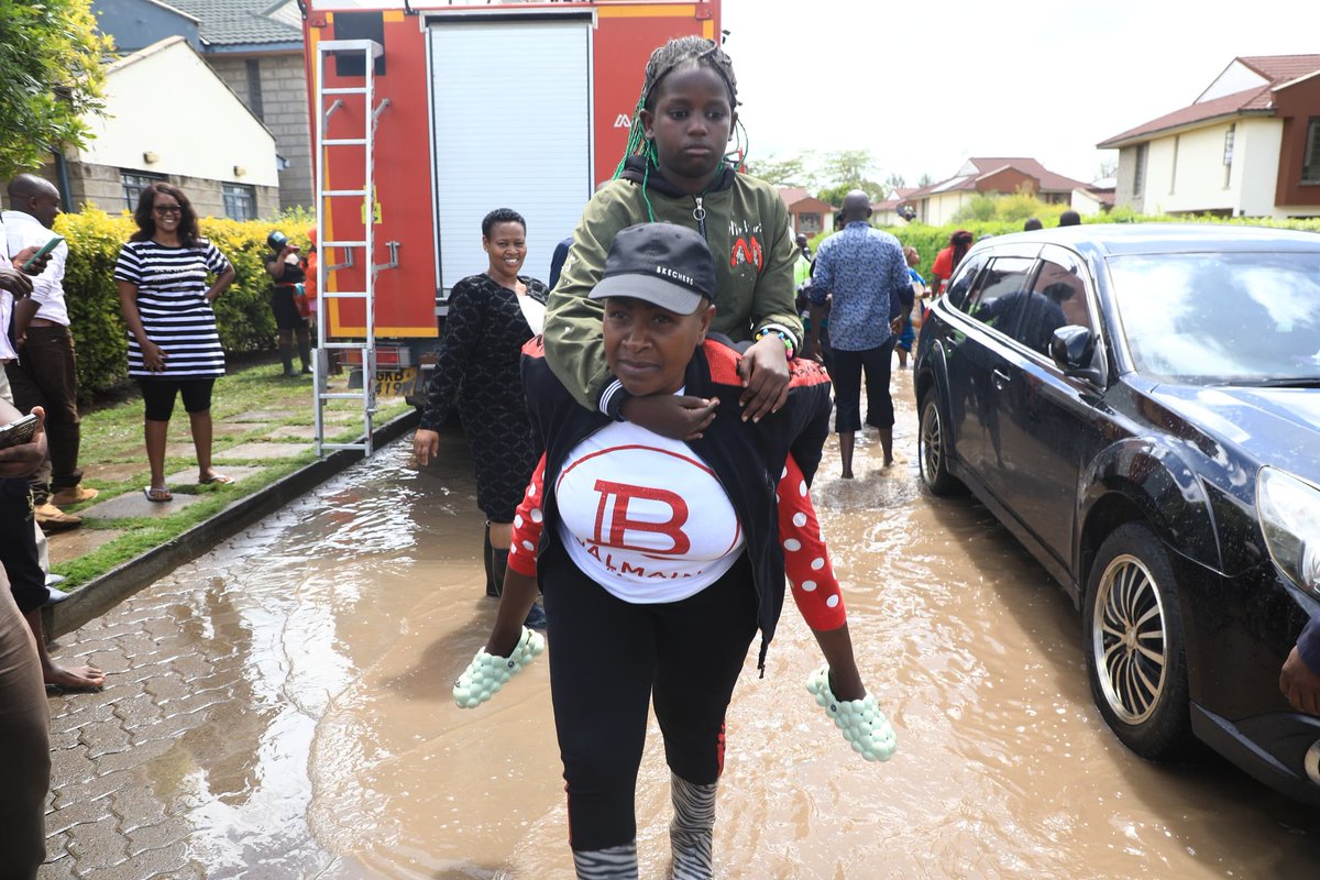 Lakini wavinya ndeti were you rescuing or it was just PR?? , yaani unaletewa mtoto from the flooded area ndio upigwe picha 🤣 Athi River,,, @MajimajiKenya @GhettoRadio895 #Brekko