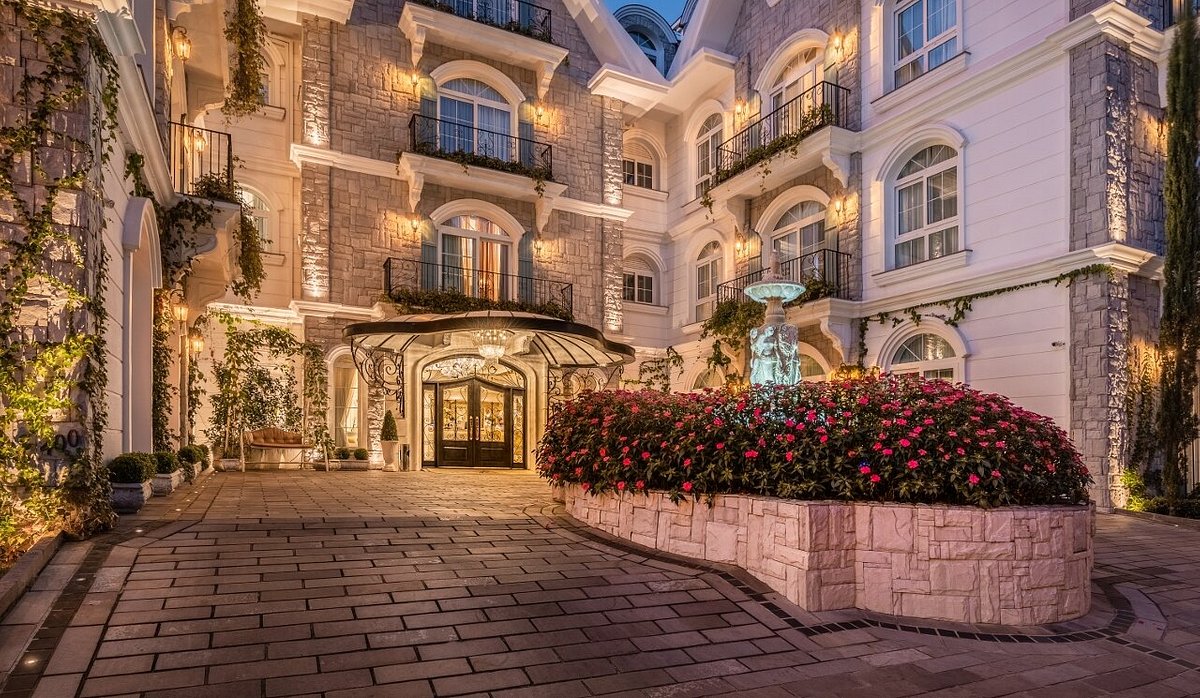 This Euro-Disneyesque horror is TripAdvisor's user-rated Best Hotel in the World 2024. tripadvisor.com.sg/TravelersChoic… Remainder of the top 10 not much better. Who votes for these things?