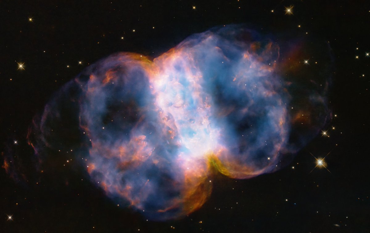 Der Kleine Hantelnebel in neuem Licht. Der Kleine Hantelnebel ist wohlbekannt, da er auch Hobbyastronomen häufig als Fotomotiv dient. Zum 34. Jahrestag des Starts des Hubble-Teleskops wurde er nun besonders zauberhaft abgelichtet. nasa