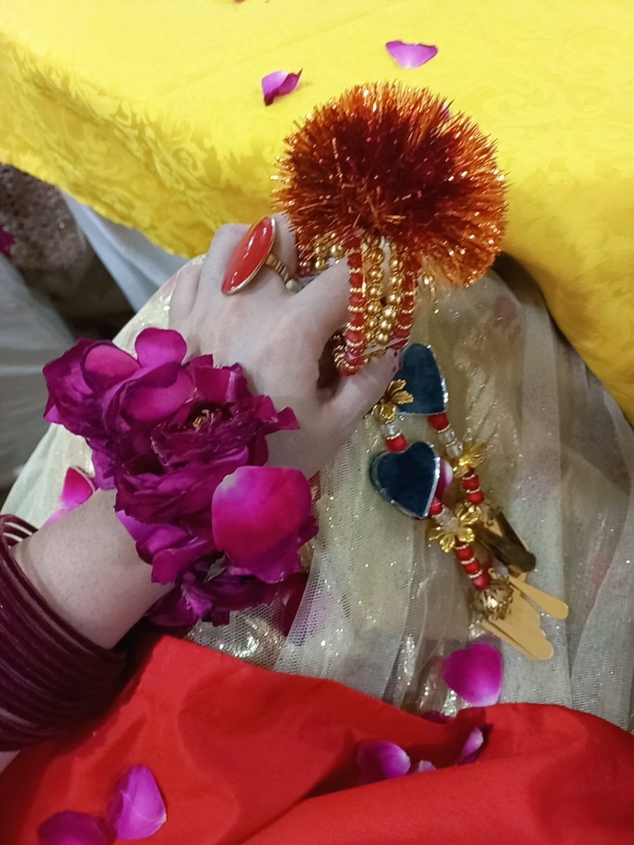 ہم نے مانا کہ حسین اور بھی دنیا میں ہیں😍
لیکن ہم مسکرا کر زمانہ خرید سکتے ہیں🫣
.
.
