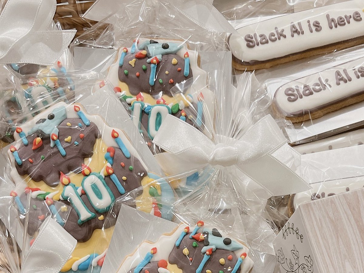 _okinawaa's tweet image. 昨日の #SlackAIDay 最高でした🎊

会の内容も濃く学び多き時間。

懇親会ではSalesforce towerを
堪能しながら豪華なお食事🍽️

グラレコも掲示いただいたりと
至れり尽くせりでした🌿

お土産でいただいた
アイシングクッキーが可愛くて🫶🏻
終始、おもてなしに感動...！

#SlackAI