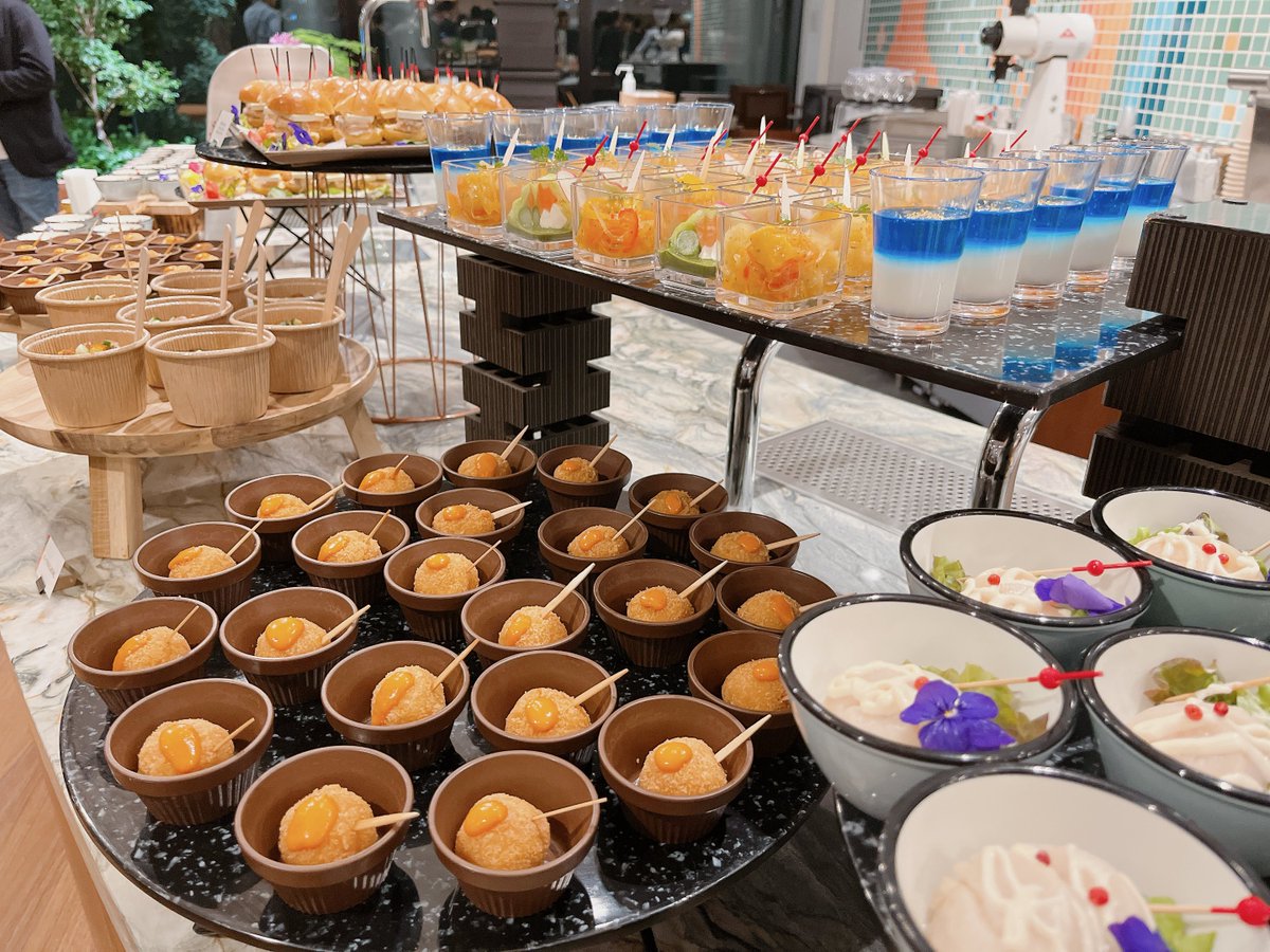 _okinawaa's tweet image. 昨日の #SlackAIDay 最高でした🎊

会の内容も濃く学び多き時間。

懇親会ではSalesforce towerを
堪能しながら豪華なお食事🍽️

グラレコも掲示いただいたりと
至れり尽くせりでした🌿

お土産でいただいた
アイシングクッキーが可愛くて🫶🏻
終始、おもてなしに感動...！

#SlackAI