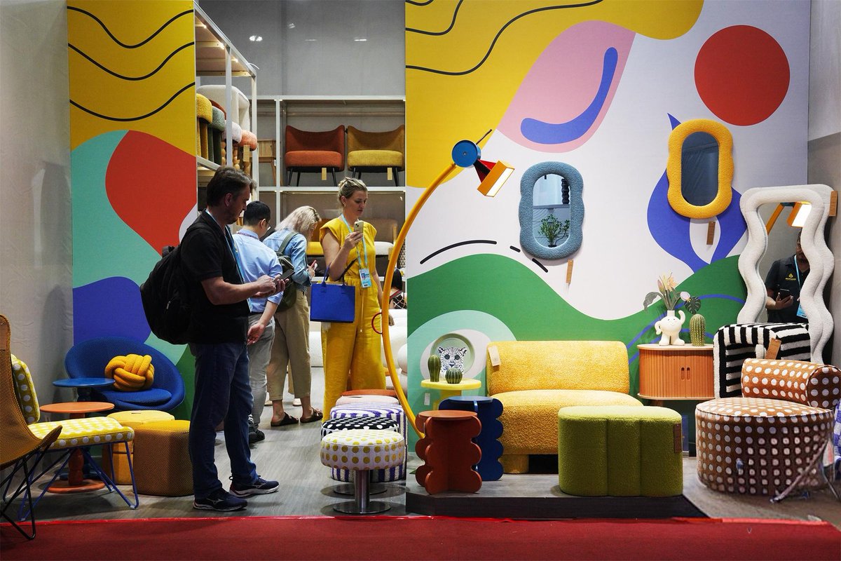 Colorful furniture catches the eyes of buyers.#CantonFair