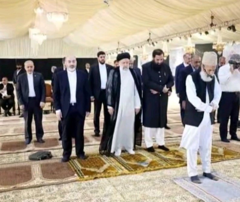 Iran's president Ebrahim Raisi (Shia) offering prayer behind Sunni imam♥️
The message is clear, 
Unity of ummah