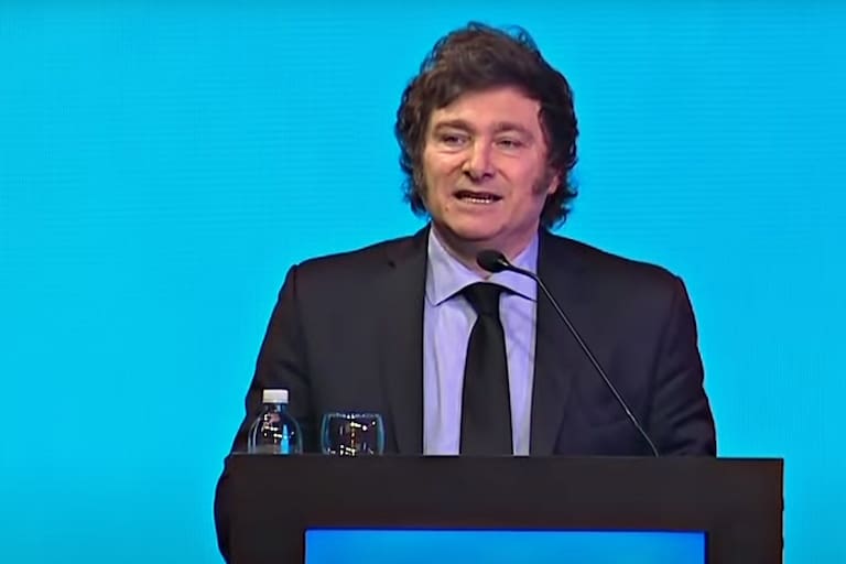 Javier Milei cargó a Carlos Melconian, que se encontraba en la cena, y aludió a otros economistas durante su discurso dlvr.it/T5zNxN