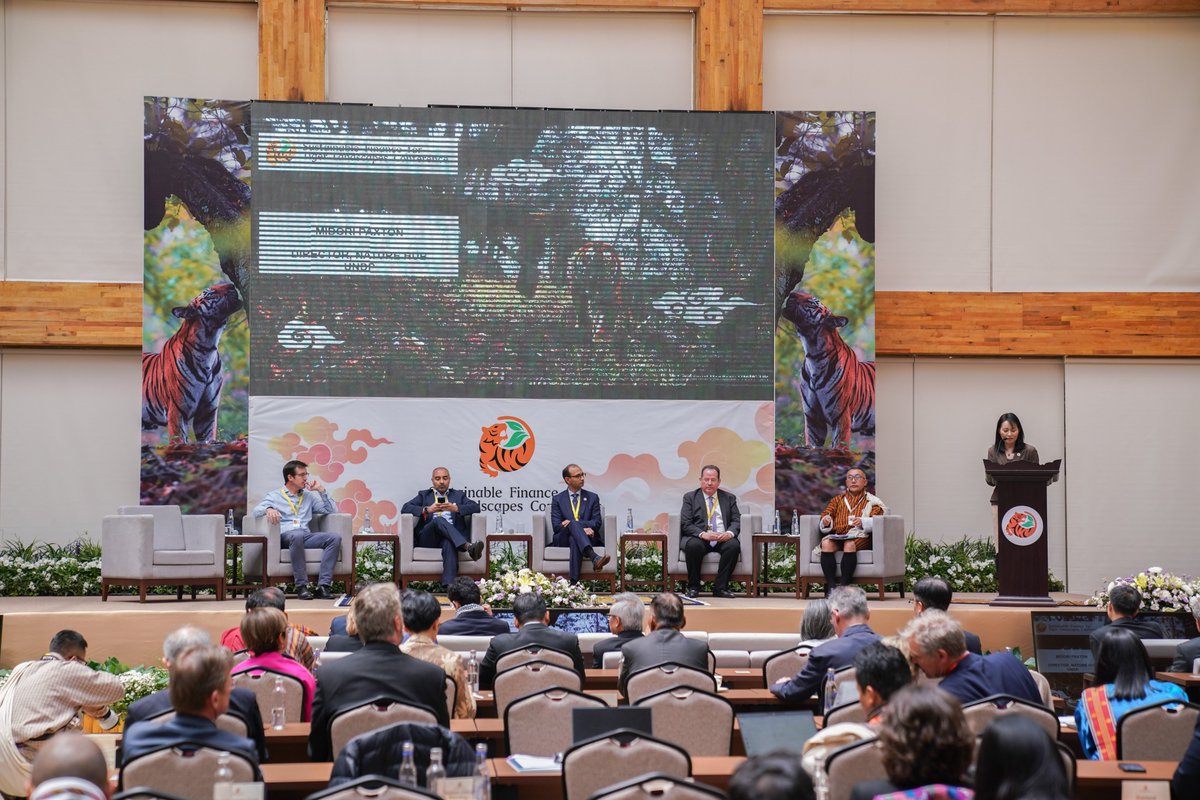 🐯@UNDP's @MidoriPaxton moderates panel on 'Innovation in Nature Finance' at #Day2 of Sustainable Finance for Tiger Landscapes Conference. Panel members are @bhutanforlife's Pema Wangda, @EverlandEarth's Gerald Prolman, @NaturalStateOrg's Amitabh Mehta, @rsmadlani @ConserveAlpha.