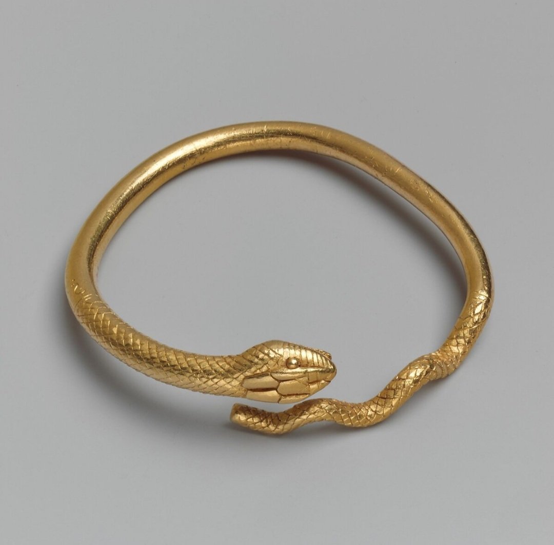 Gold snake bracelet / armlet from the Ptolemaic period. Dated c 300-250 BCE. Metropolitan Museum of Art, New York (1988.22). metmuseum.org/art/collection…