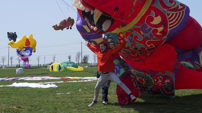 detikTravel's tweet photo. #Foto Lebih dari 1.000 layang-layang memenuhi langit Weifang, China. Begini meriahnya festival layang-layang di "ibu kota layang-layang dunia.”

Foto: AP/Tatan Syuflana

>> https://t.co/hILX2yxzNV

#detiktravel #festival #layangan #china https://t.co/PlN2coNXCt