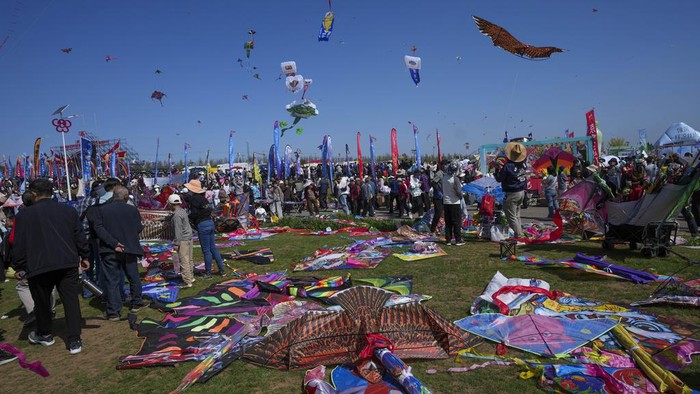 detikTravel's tweet photo. #Foto Lebih dari 1.000 layang-layang memenuhi langit Weifang, China. Begini meriahnya festival layang-layang di "ibu kota layang-layang dunia.”

Foto: AP/Tatan Syuflana

>> https://t.co/hILX2yxzNV

#detiktravel #festival #layangan #china https://t.co/PlN2coNXCt