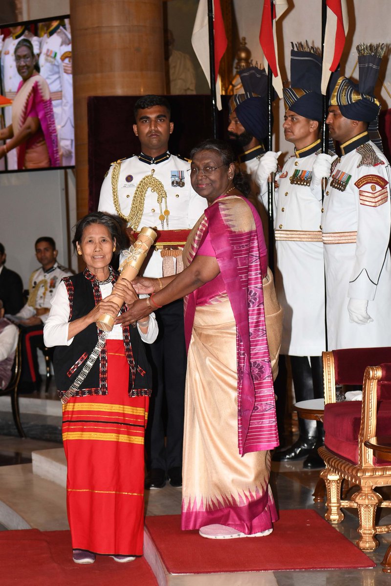 #SRISTI #Samman 2008 #PadmaAwards2024 President Droupadi Murmu presents Padma Shri in the field of Agriculture to Smt. Yanung Jamoh Lego. She is a herbalist known for her remarkable achievements in healing thousands of patients suffering from life­ threatening diseases.