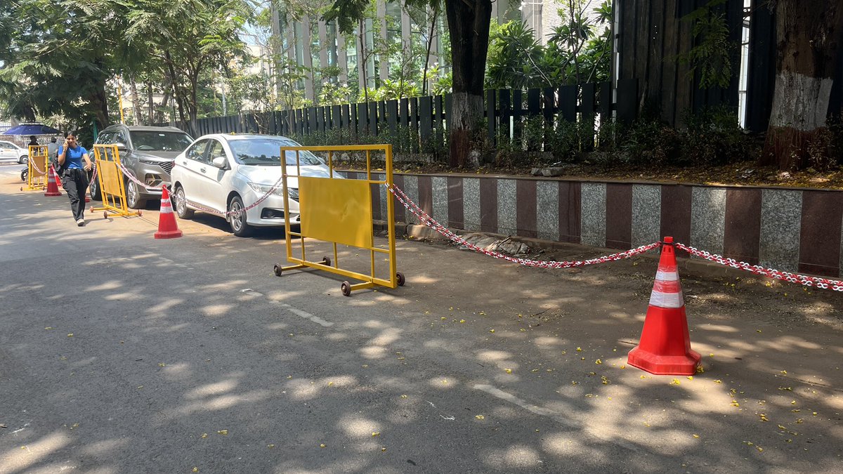 #Mumbai #Encroachment @MTPHereToHelp @MumbaiPolice @mybmc Is it allowed to make such construction on public road and reserved place for parking? Will authorities take any action or not ? Location - opposite S K Patil garden, Mumbai 2.