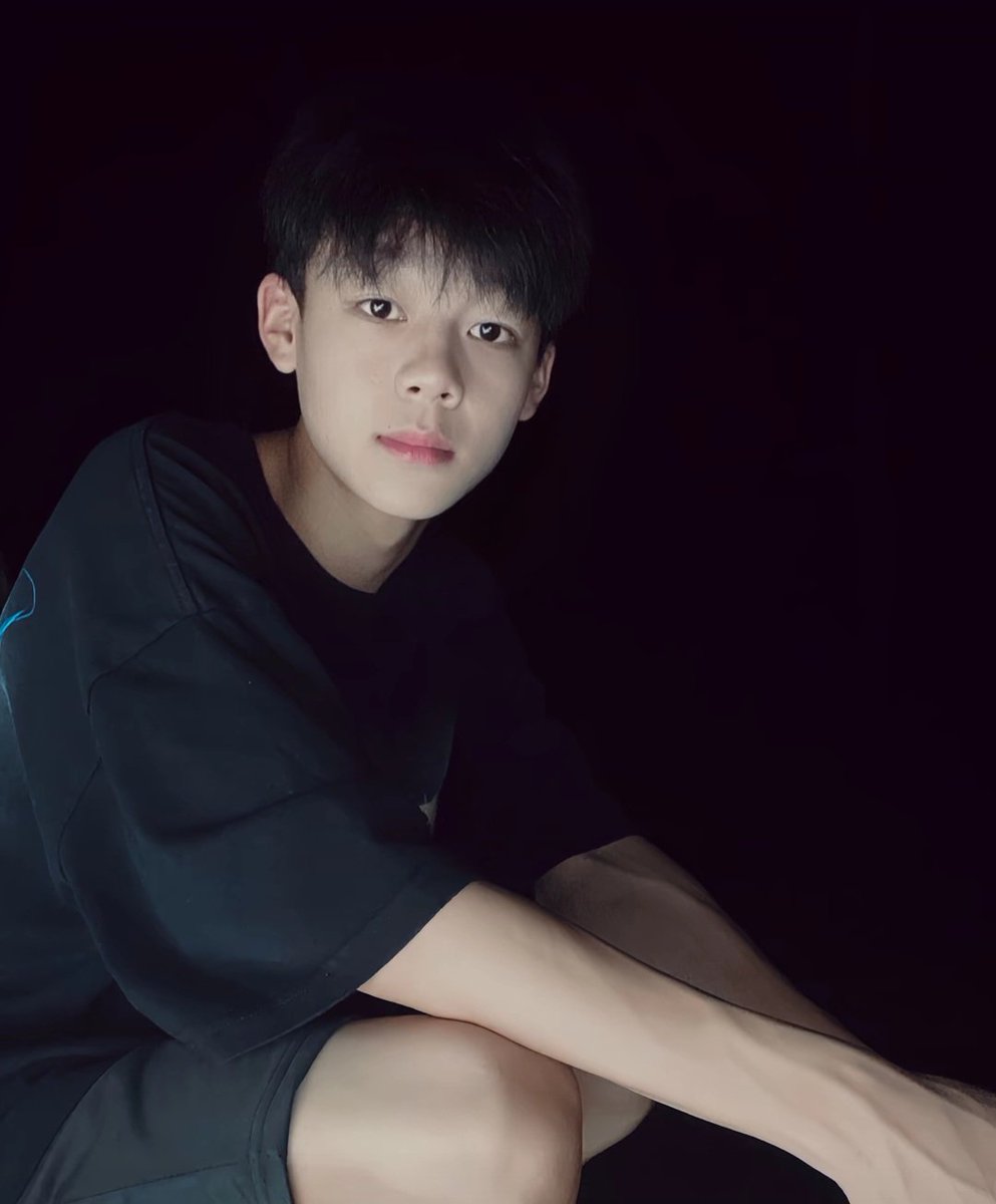 贱狗们统统跪下，捧起小爷的白袜臭脚猛吸。