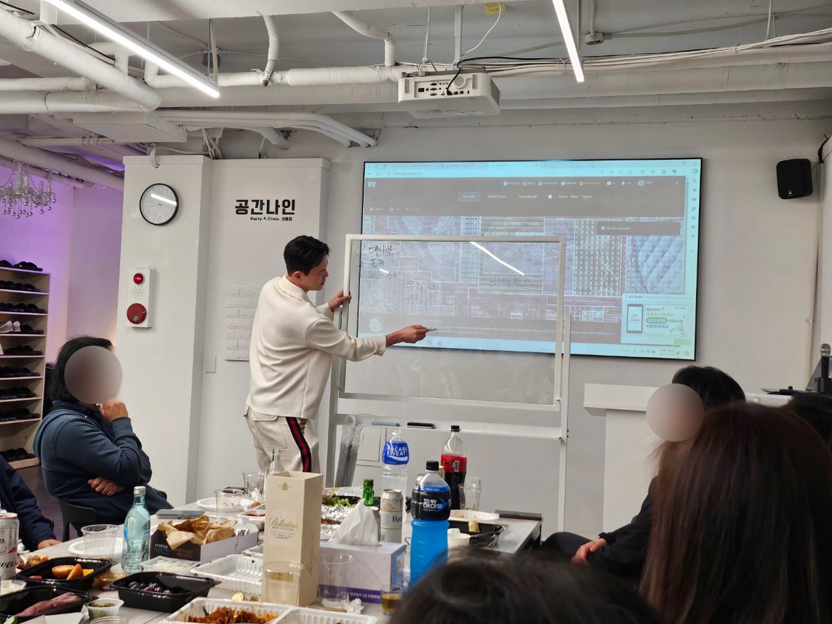 I had a meeting with users from 'Yisunsin city'.
We shared our perspectives on #Earth2 with each other and had a good time to grow further.
-(What am I writing on the whiteboard? 😎)
-Our discussion lasted 9 hours.
#어스2 #Metaverse @theshaneisaac @earth2io