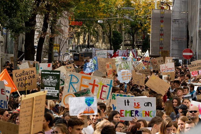 19. April 2024, Klimastreik in Zürich: Und mittendrin Olivia, 11 Jahre, an der ersten Klimademo ihres Lebens... weiterlesen: petersutter.ch/19-april-2024-…