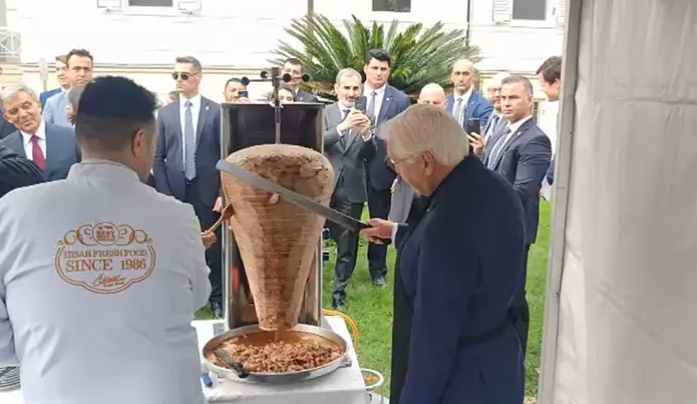 dhainternet's tweet photo. Almanya Cumhurbaşkanı Steinmeier İstanbul'da döner kesti
https://t.co/PENrvaos3s https://t.co/ewAbZ7phMk