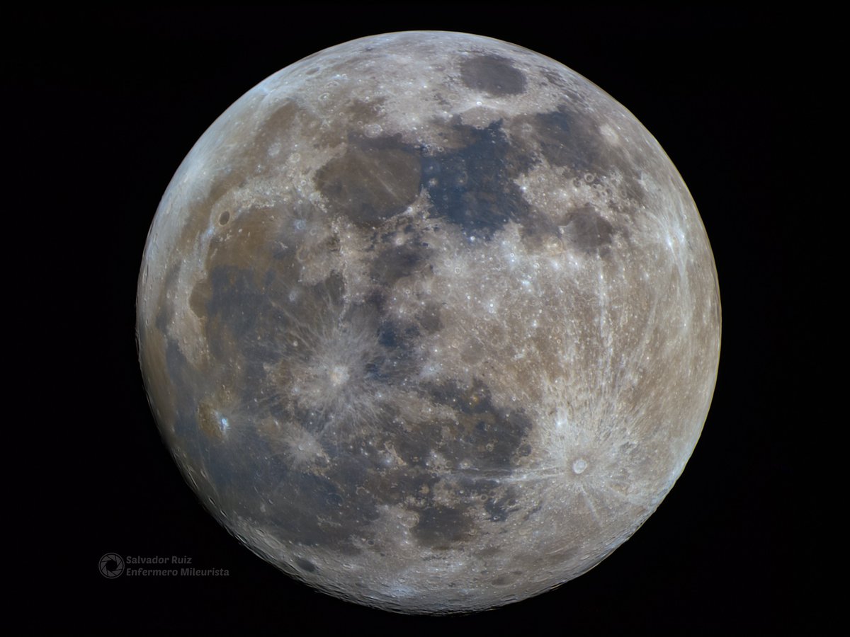 La #Luna anoche, con un toque mineral, iluminada un 98,6 %. Buenos dias, al ataqueeerrr!!! #Astrophotography #cielosESA #astrophoto