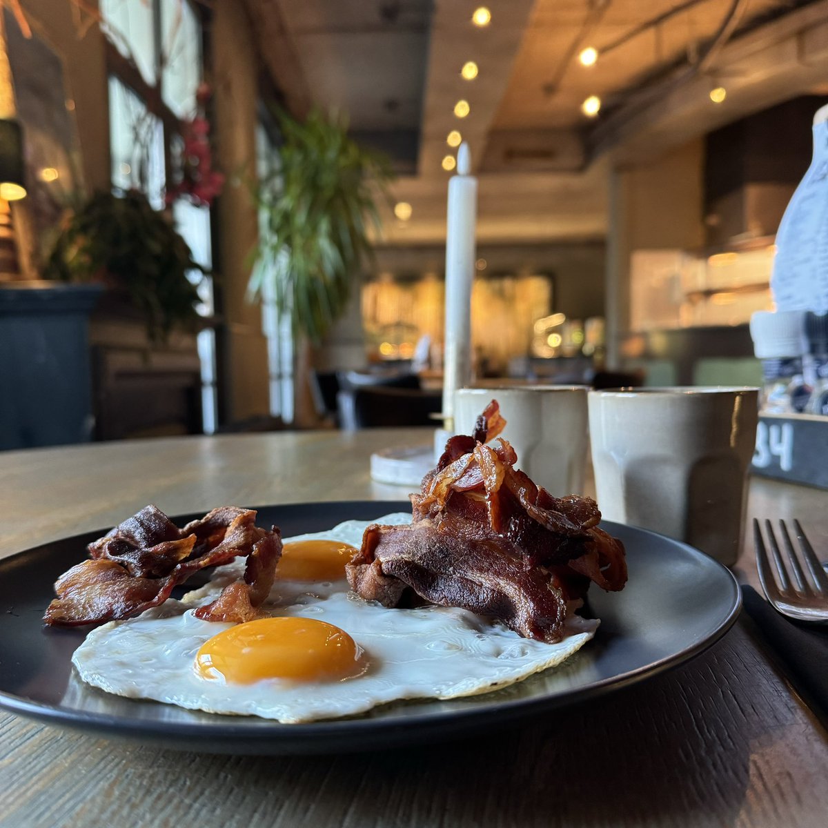 #hotelontbijtje
Zooo lekker spek…
Goed krokant uitgebakken spek, da’s écht een kunst! 😋

#myview #hotel #hotelRenesse #DeZeeuwseStromen #Renesse 
.
#food #foodporn #foodphotography #breakfast #breakfasttime #coffee #eggs #noscrambledeggs #sunnydideup #bacon